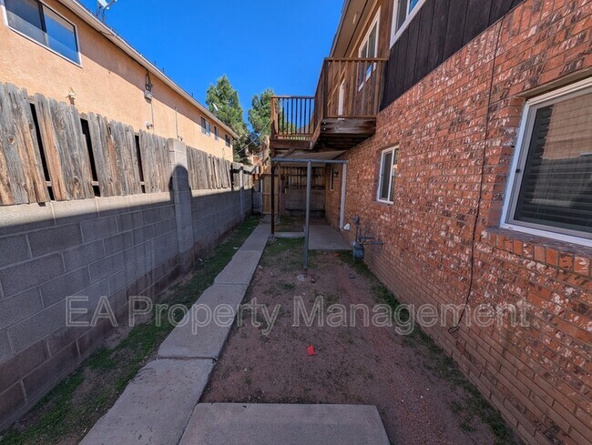 Building Photo - 3712 Bryn Mawr Dr NE