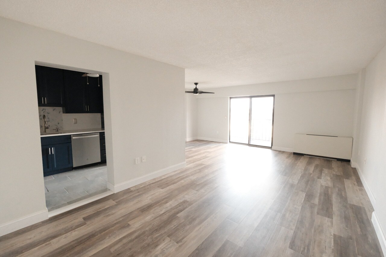 Building Photo - 10 N Wood Ave