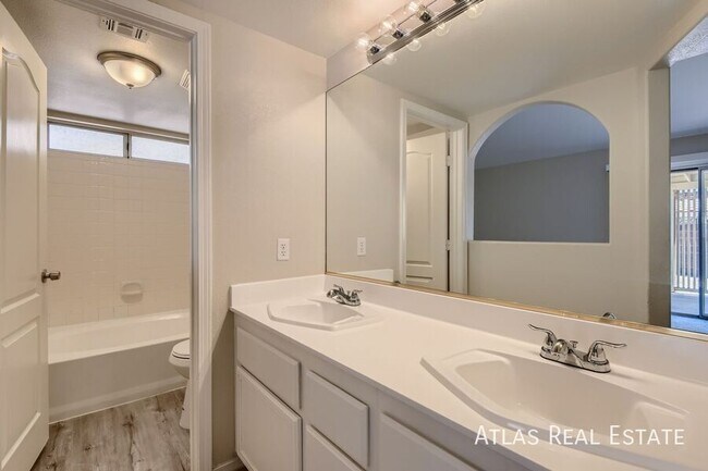 Building Photo - 1833 Fan Fare Dr