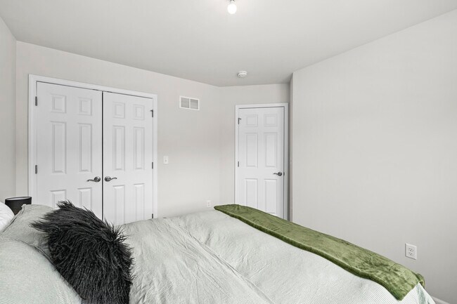 Building Photo - 1868 Forest View Ct