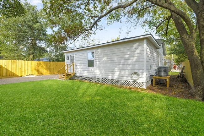 Building Photo - 312 Maple Ave