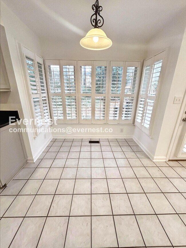 Building Photo - 3501 Shaker Dr