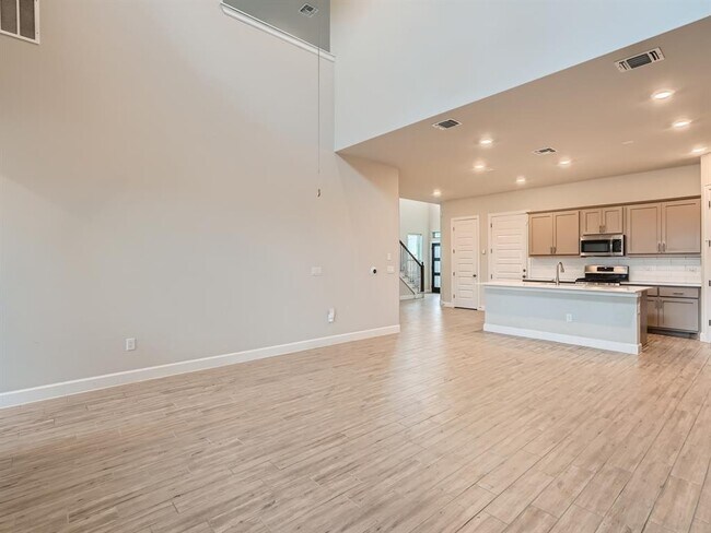 Building Photo - 2800 Sebring Cir