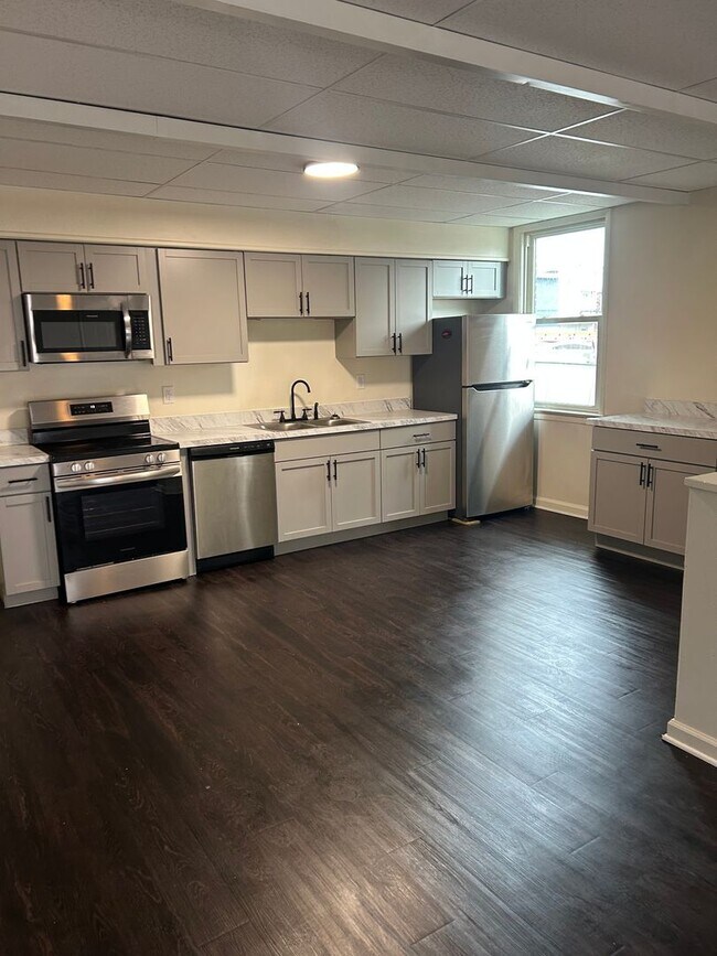 Building Photo - 758 W King St