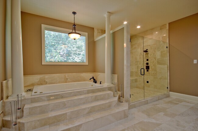 Building Photo - 335 Birkdale Dr