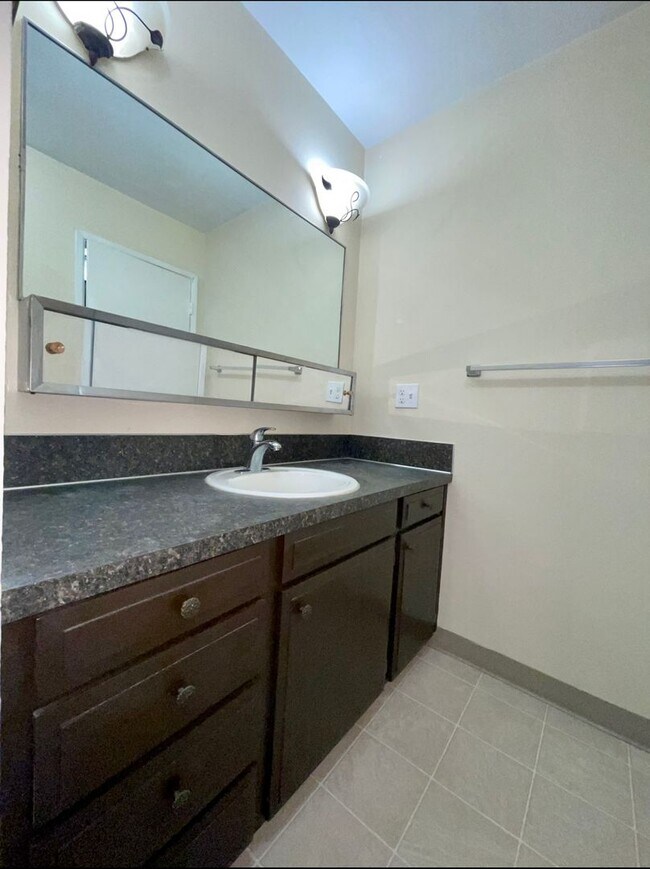 Building Photo - Montavilla 1 Bedroom Main Floor Apartment w/ A/C and Off Street Parking~ PETS WELCOME! 95 Walkscore!