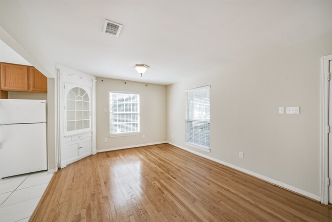 Building Photo - 2411 Wroxton Rd