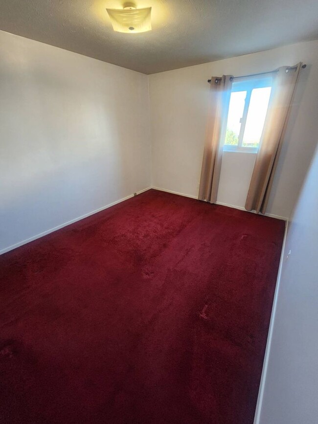 Building Photo - Charming 2-Bedroom Property in Prime Location