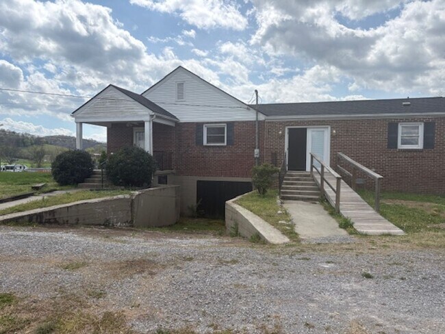Building Photo - Auburntown TN - 1700 SF, 3BR/2BA, Full Basement, 2 Car Garage, 1 Acre