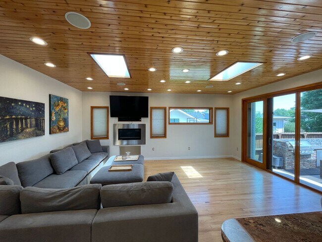 Building Photo - Show Stopper!