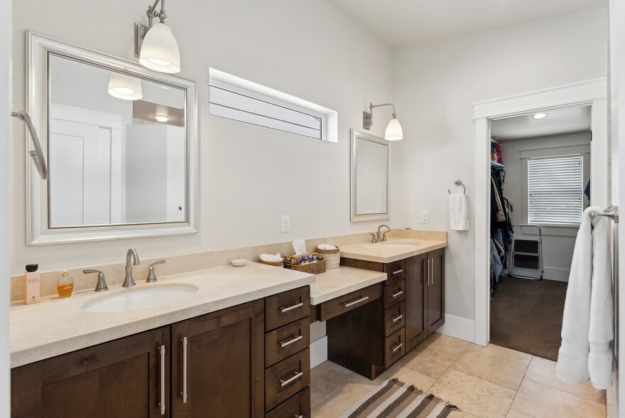 master suite bathroom - 1044 E Wood Ave