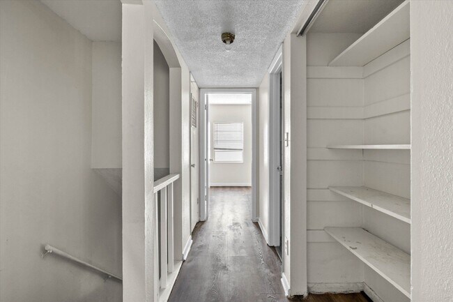 Building Photo - 2325 W Pensacola St