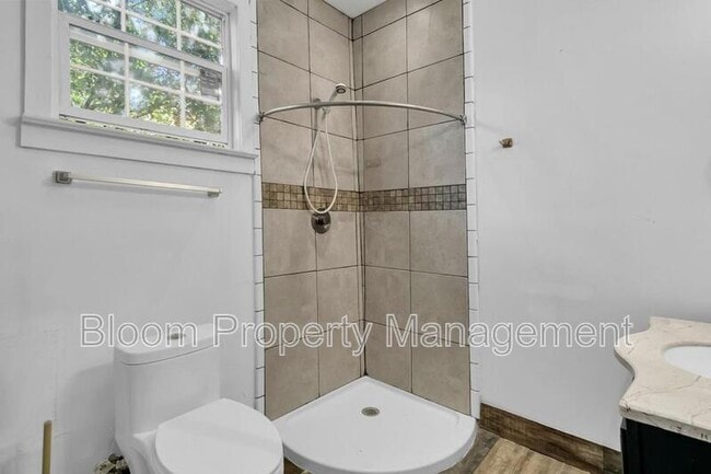 Building Photo - 299 Coming St