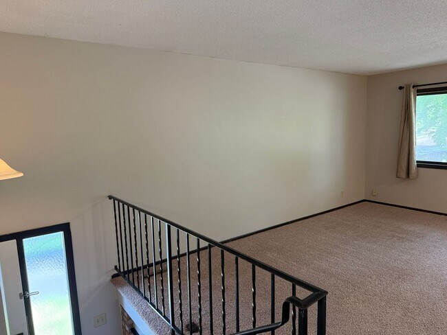 Building Photo - Awesome 3 bed unit