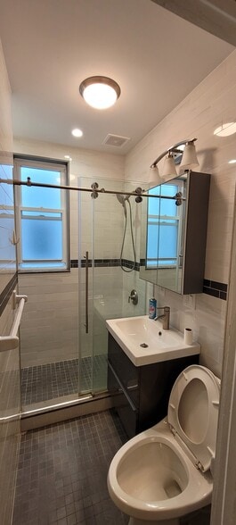 Bathroom - 46 Clara St