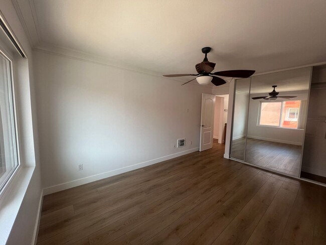 Building Photo - 1 Bedroom Condo in North Pacific Beach!