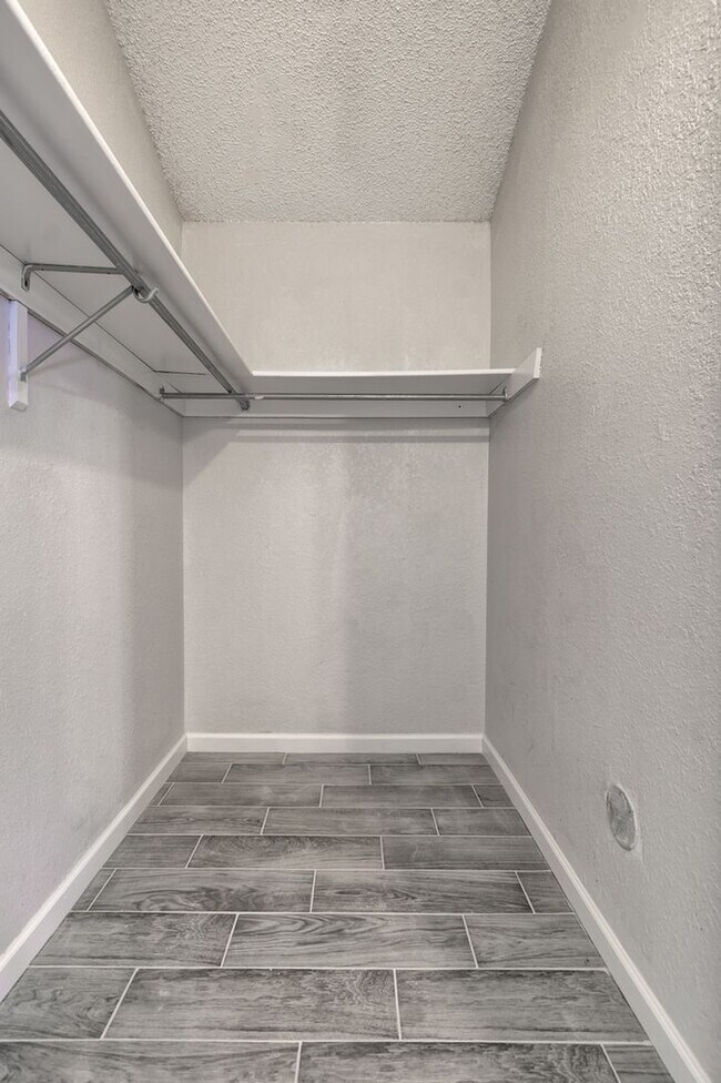 Building Photo - Spacious family home in a great neighborhood