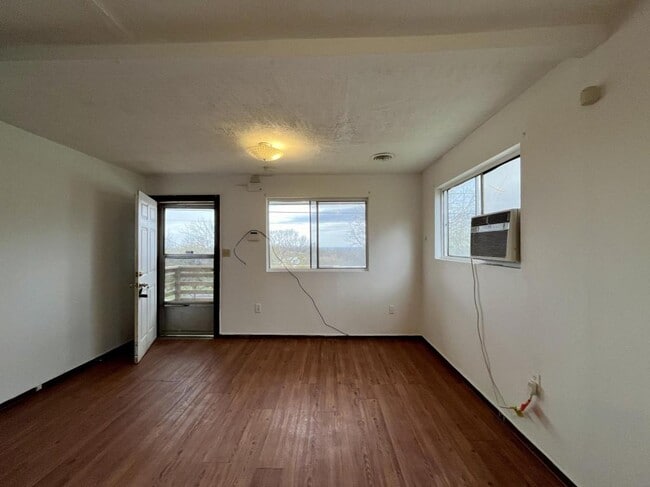 Building Photo - 318 Leonard St