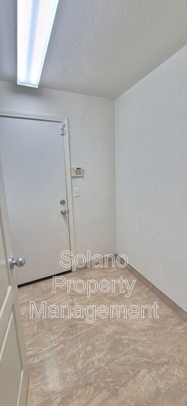 Building Photo - 2080 Mariposa Dr
