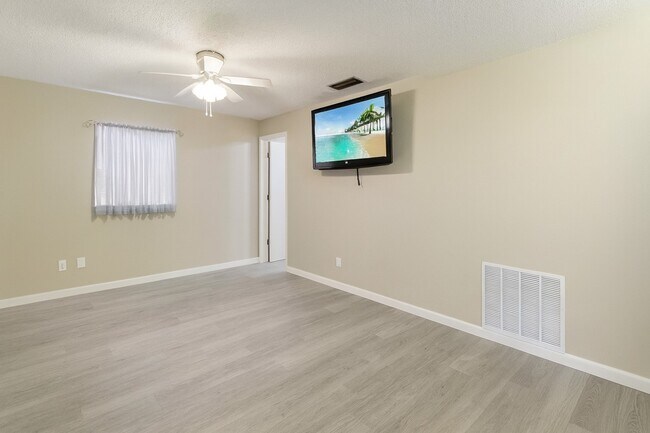 Master Bedroom - Wall Mounted TV included! - 2908 Ivy St