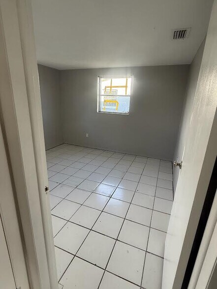 Building Photo - 3215 Bright Dr