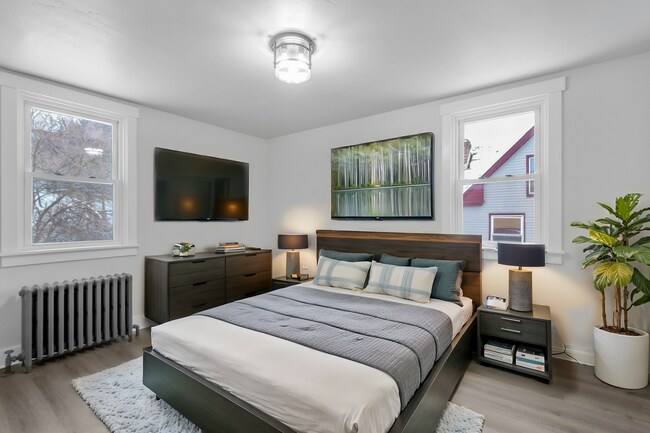 Building Photo - Renovated 3 bedroom home available NOW!