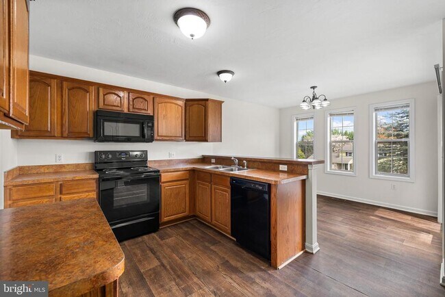 Building Photo - 10 Shady Tree Ct