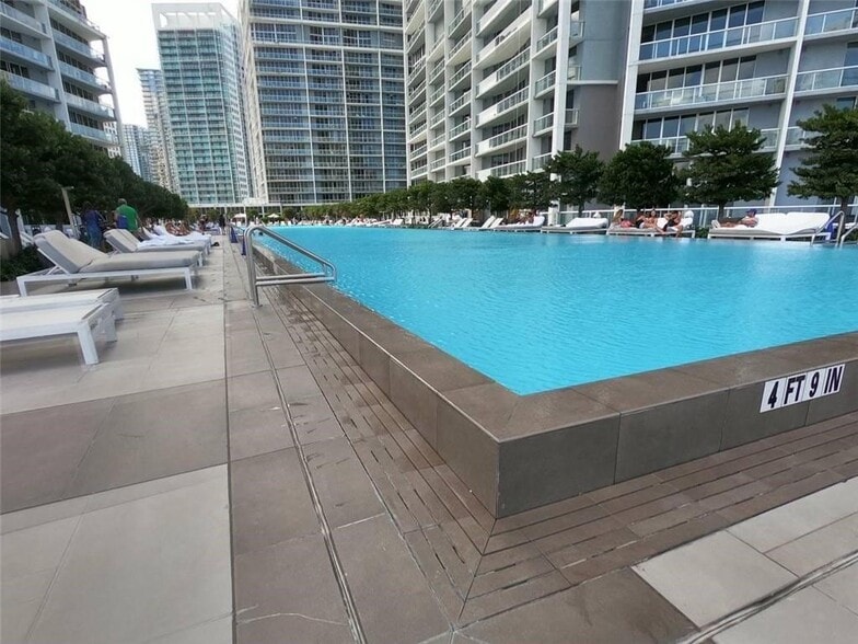 Building Photo - 495 Brickell