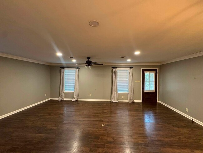 Building Photo - 1498 Garland Dr