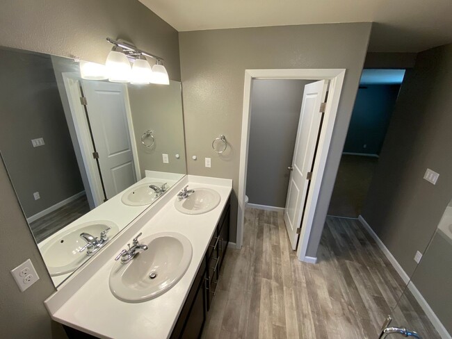 Building Photo - Beautiful home in desirable neighborhood for rent in Visalia CA