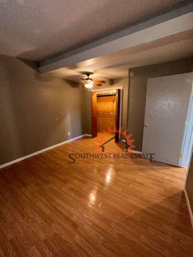 Building Photo - Spacious 1 bedroom 1 bath home.