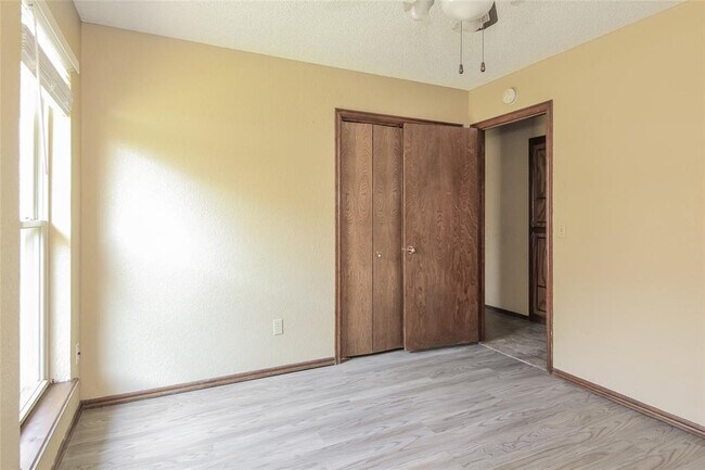 Building Photo - 10616 S Blackwelder Ave