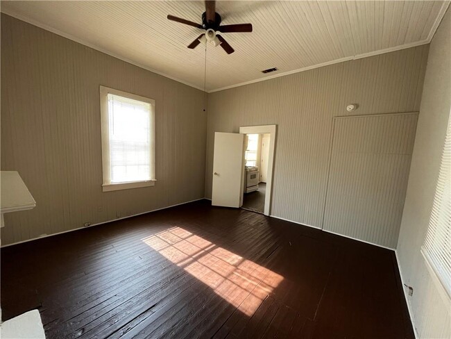 Building Photo - 1003 Texas St