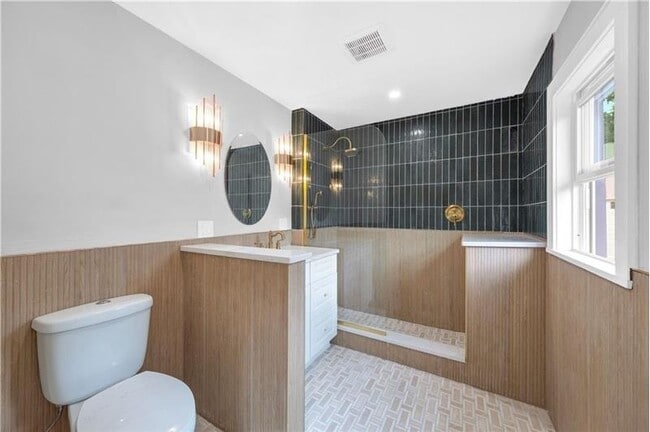 Building Photo - 2332 Cooledge Ave