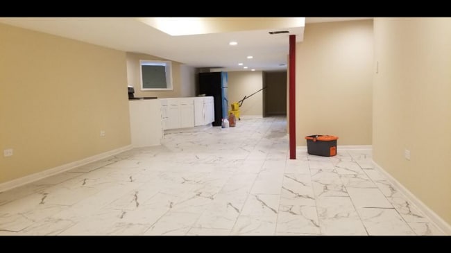 Building Photo - 6015 N Claremont Ave