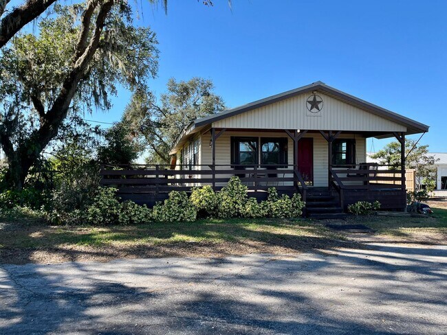 Primary Photo - Beautiful Country Home!!