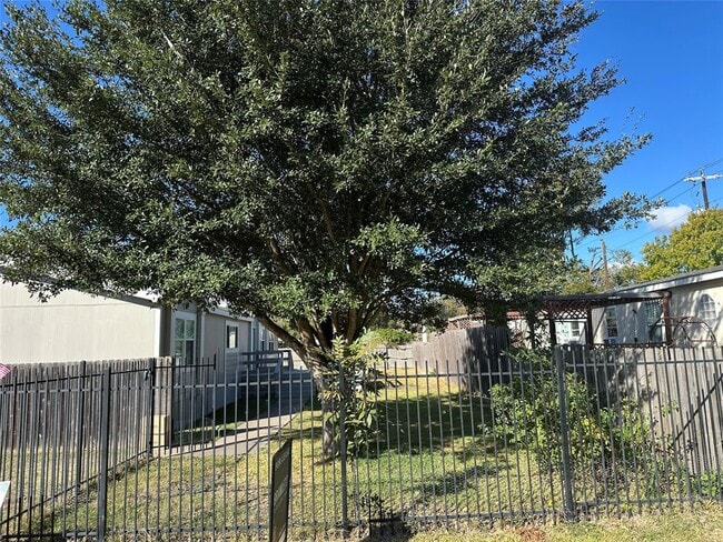 Building Photo - 104 Ramirez St