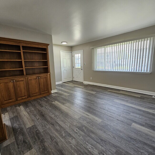 Building Photo - Updated 2 Bedroom Ranch with Open Living Room that Flows Through Kitchen, Dining Area to Great Ro...