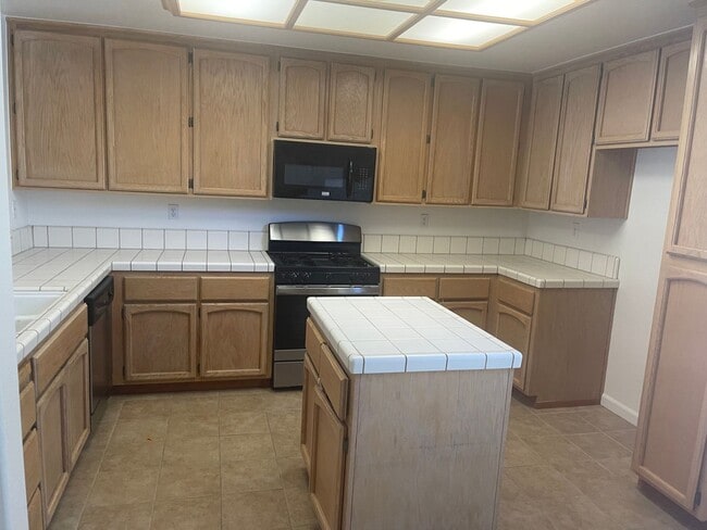 Building Photo - 3 Bedroom 3 Bath Home in West Natomas