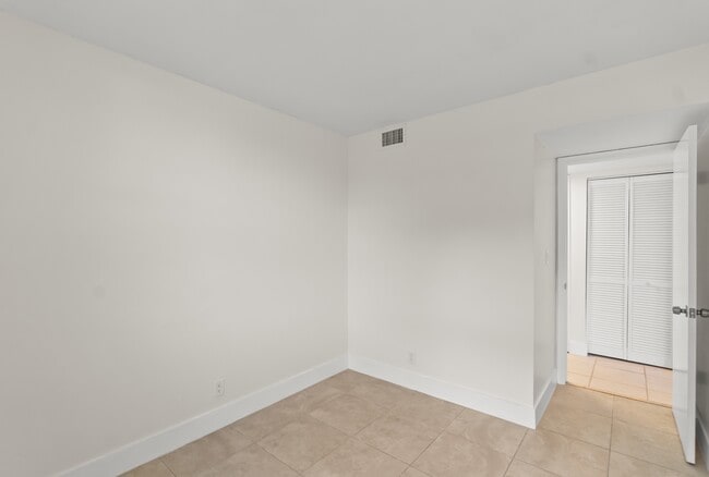 Building Photo - 215 Lake Pointe Dr