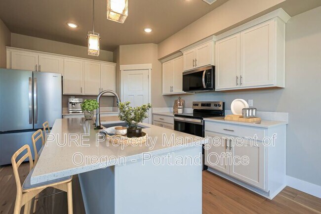 Building Photo - 504 NE Trillium Dr