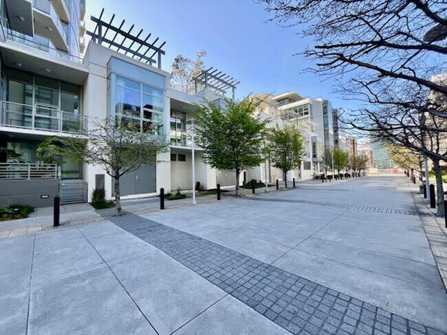 Building Photo - City living at its best! 2 BR/2 BA @ the M...