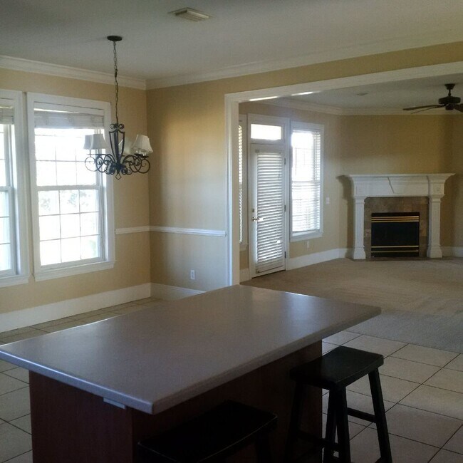 Building Photo - Beautiful 4 Bedroom 2 and 1/2 bath home in...