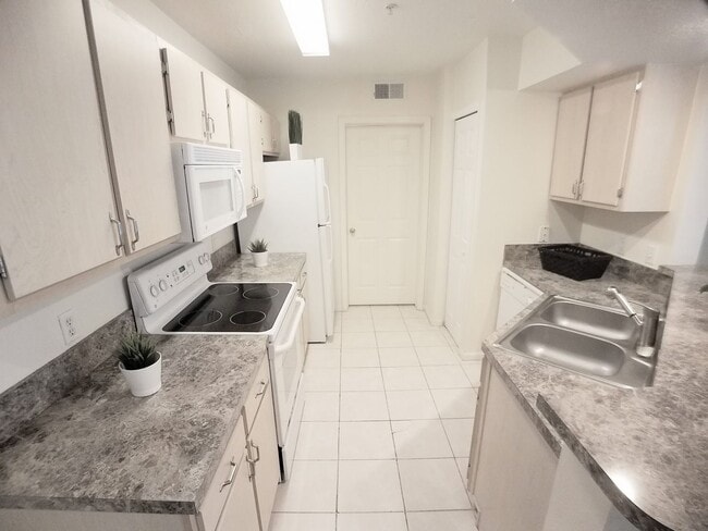 Building Photo - Beautiful 1/1 Condo x Rent @ The Crest at Waterford Lakes Close to UCF and Valencia College !!!