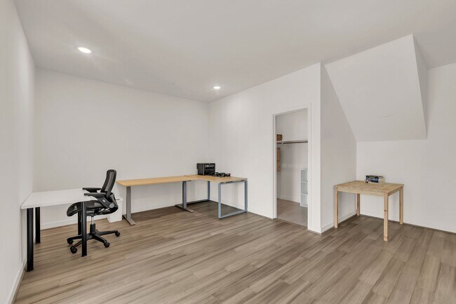 Building Photo - 2272 W Harmont Dr