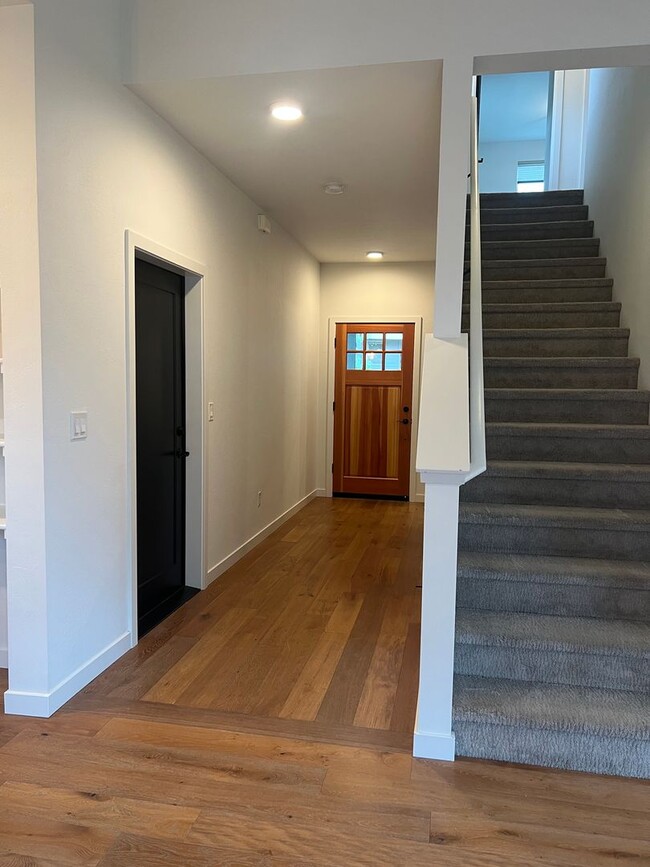 Building Photo - Contemporary 3/2.5 Talent home in Central Location | Available Now