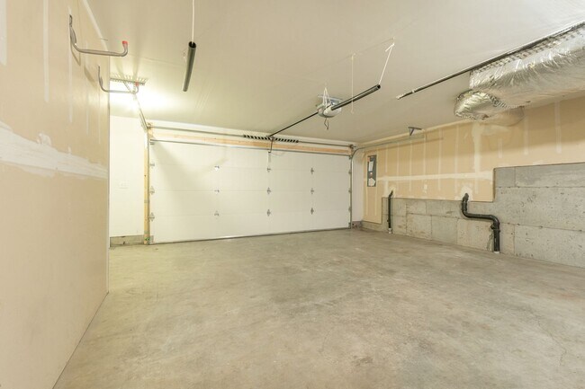 Building Photo - 3 Bedroom, 2 bathroom townhouse on Sunnyside Hill!