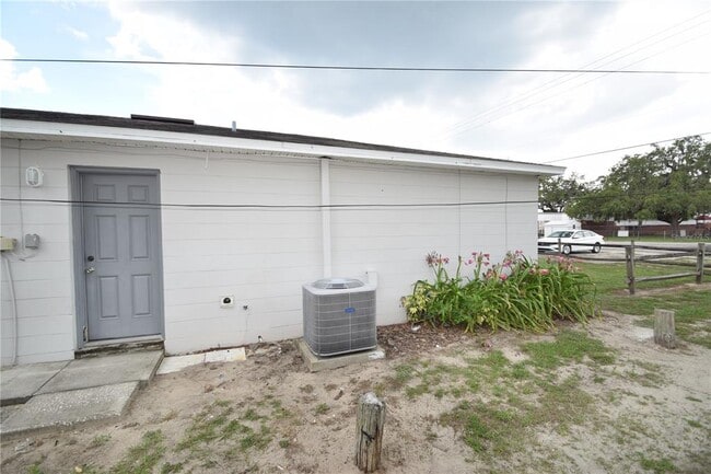 Building Photo - 891 School House Rd