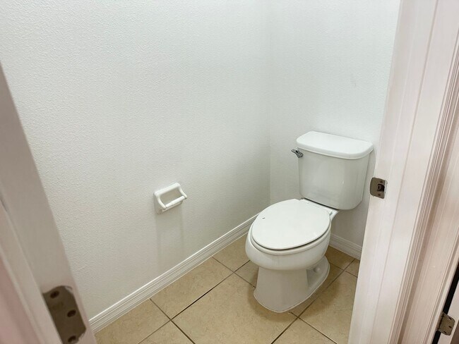 Building Photo - 477 Kestrel Dr