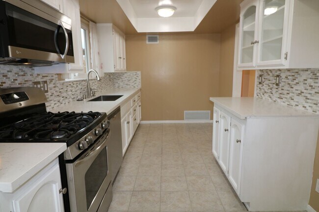 Building Photo - Charming home in West Hills adjacent neighborhood!